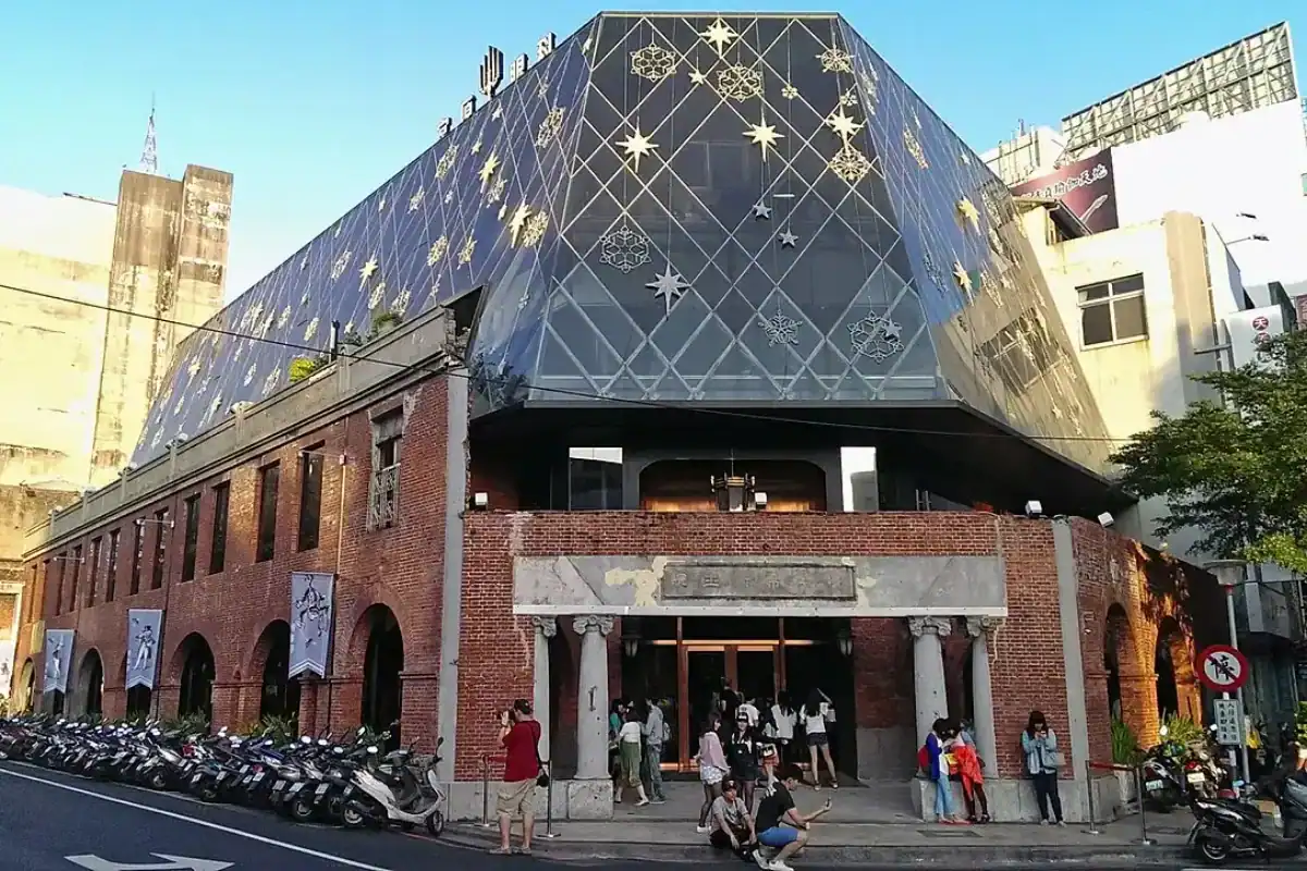 台中三天兩夜必訪的宮原眼科紅磚建築外觀與人潮