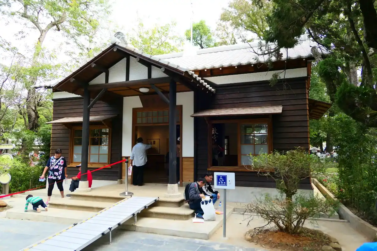 后里馬場馬戲團評價：后里馬場場本部建築實景，交通停車動線起點