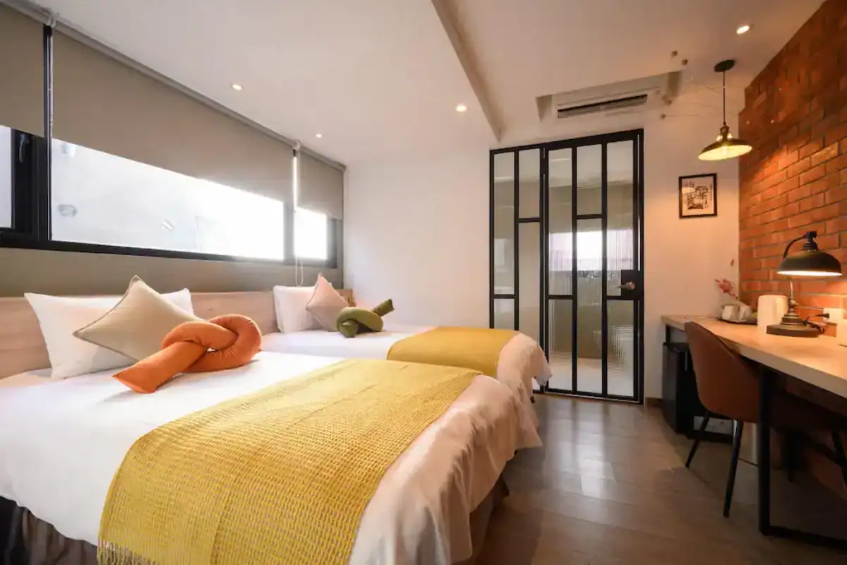 台中東旅酒店的雙床房以溫暖木質調與大面採光打造舒適住宿環境，是台灣大道飯店中深受旅客好評的選擇。