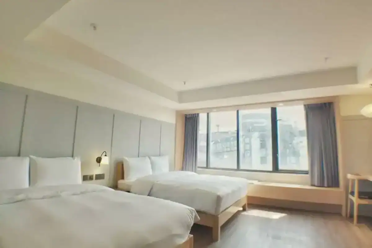 葉綠宿川閱雙床客房與大面窗景設計，是高CP值的台中火車站住宿推薦選擇。