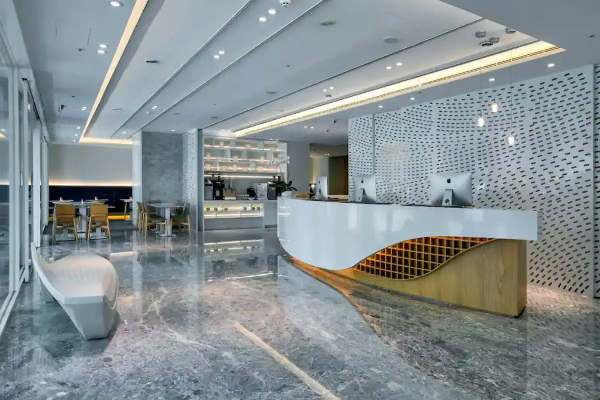 台中商務旅館推薦：卡爾登飯店台中館大廳以現代簡約設計打造舒適迎賓空間，是台中商務旅館中備受旅客青睞的質感選擇。
