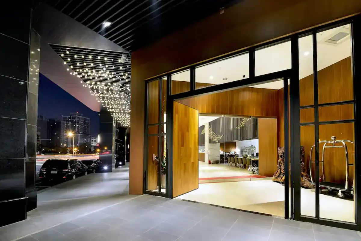 台中商務旅館推薦：台中商務旅館愛麗絲國際大飯店夜間入口大廳外觀照片
