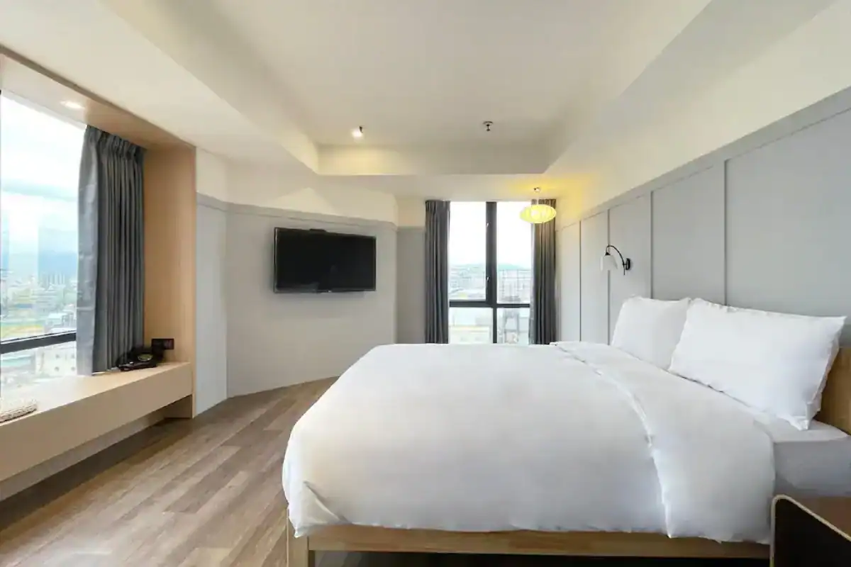 葉綠宿川閱館的明亮大窗景與簡約雙人房設計，提供舒適放鬆的入住體驗，是台灣大道飯店中深受旅客歡迎的選擇。