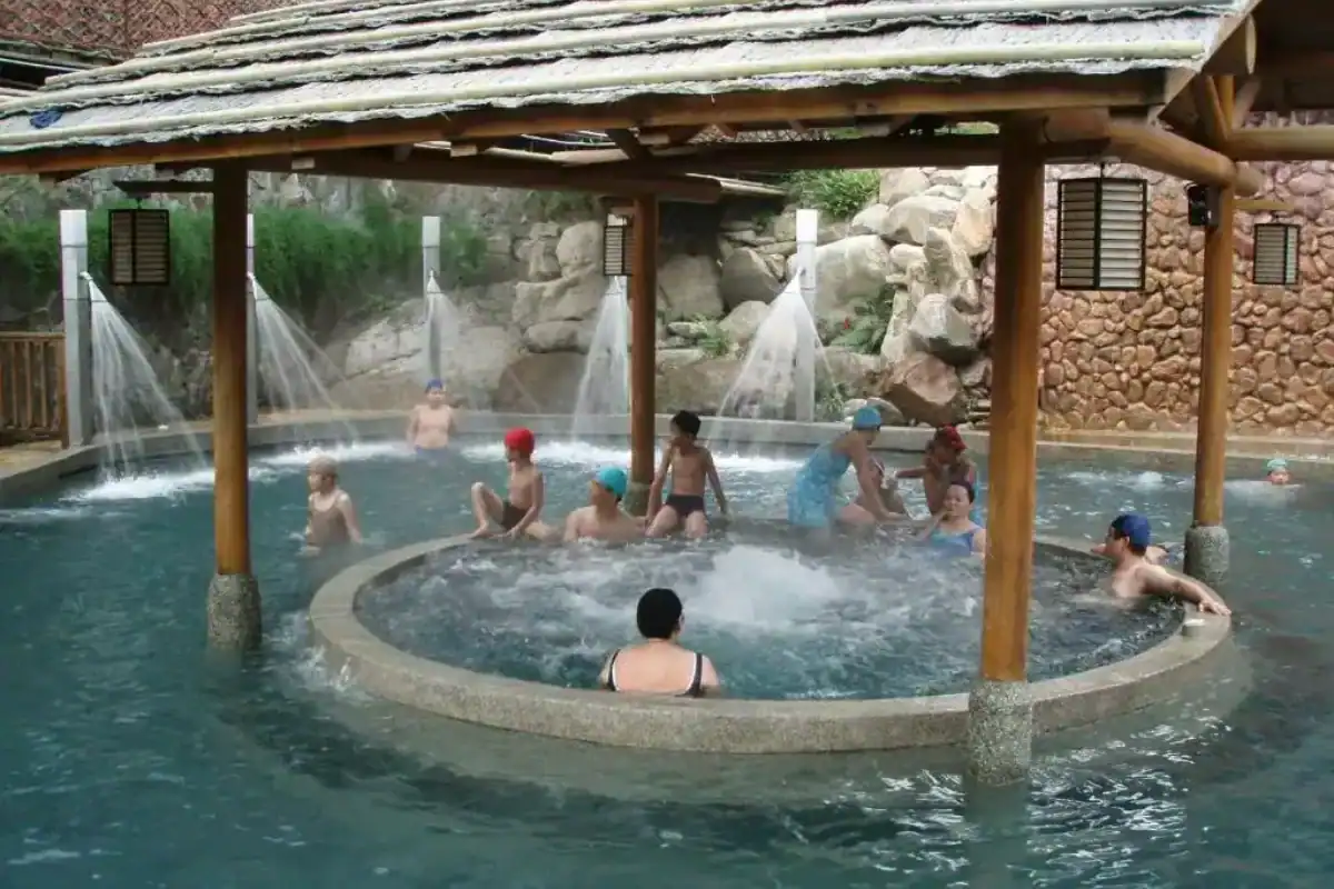 台中西區住宿：戶外溫泉池設有噴泉與遮蔭亭，旅客享受泡湯時光，氣氛放鬆愜意