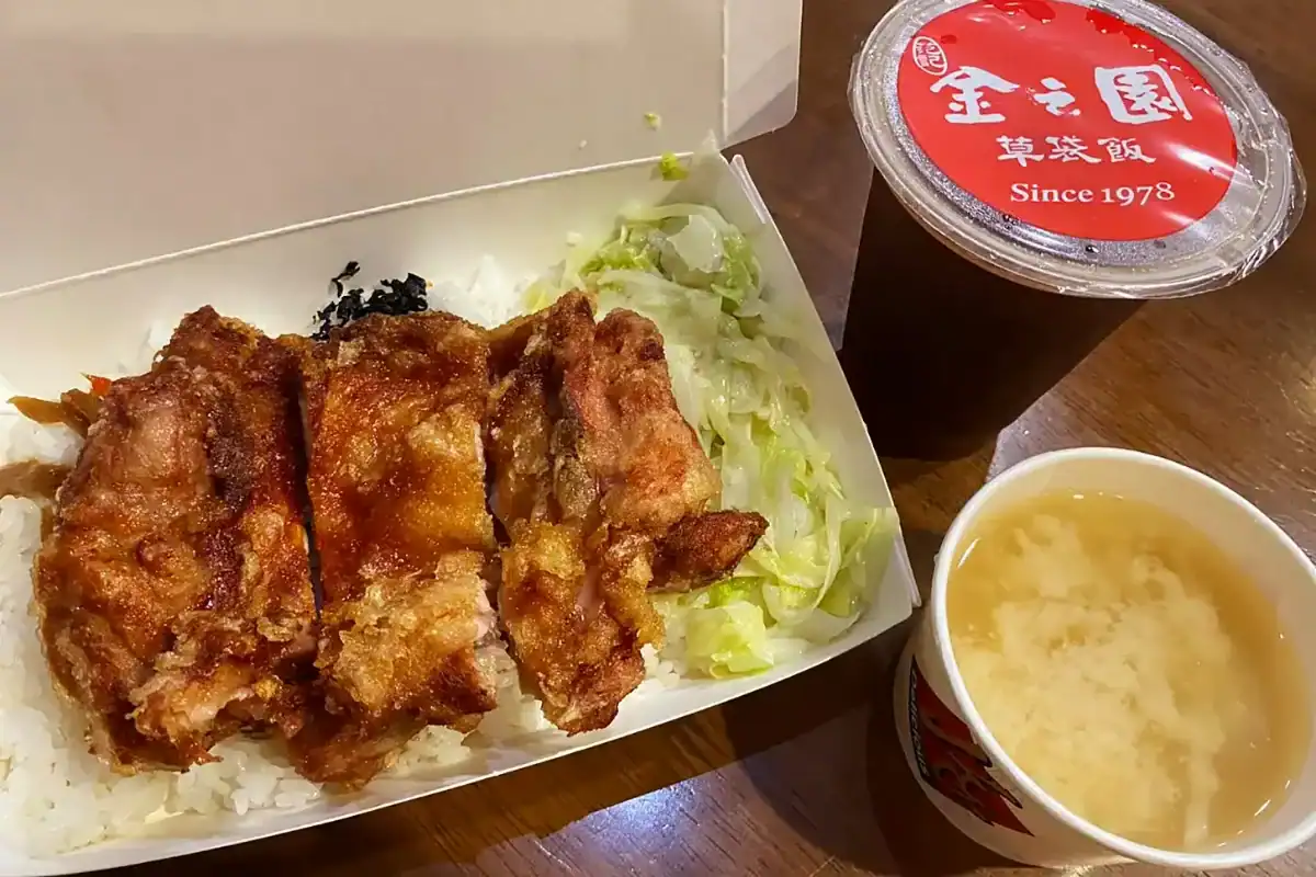 台中火車站住宿：范記金之園草袋飯炸排骨便當與飲品套餐，是熱門台中火車站美食推薦。