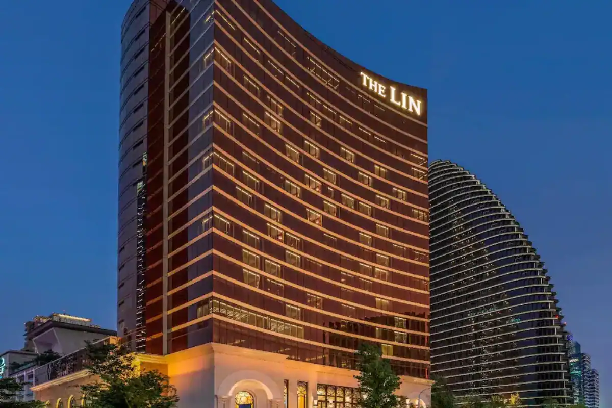林酒店台中夜間外觀,玻璃帷幕高樓氣勢磅礴,台中住宿推薦五星級飯店首選