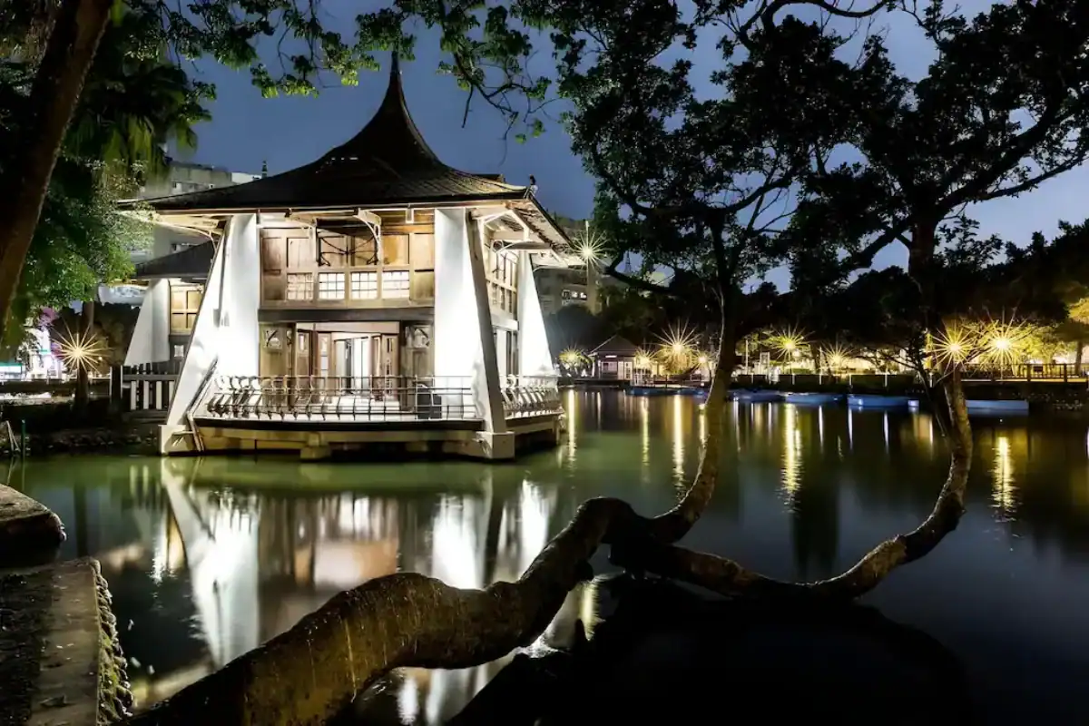 台中商務旅館推薦：台中商務旅館悅樂旅店台中站前湖畔夜景外觀照片。
