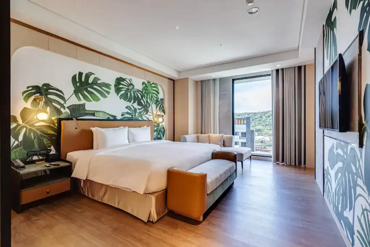烏日璞旅設計感客房,綠意植栽牆與大片窗景營造自然氛圍,台中住宿推薦質感旅店