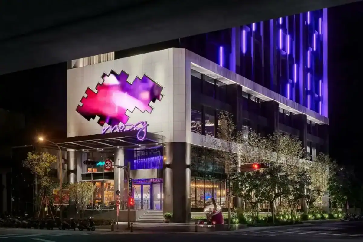 台中Moxy酒店夜景外觀霓虹紫光現代建築，台中住宿推薦南屯潮流飯店