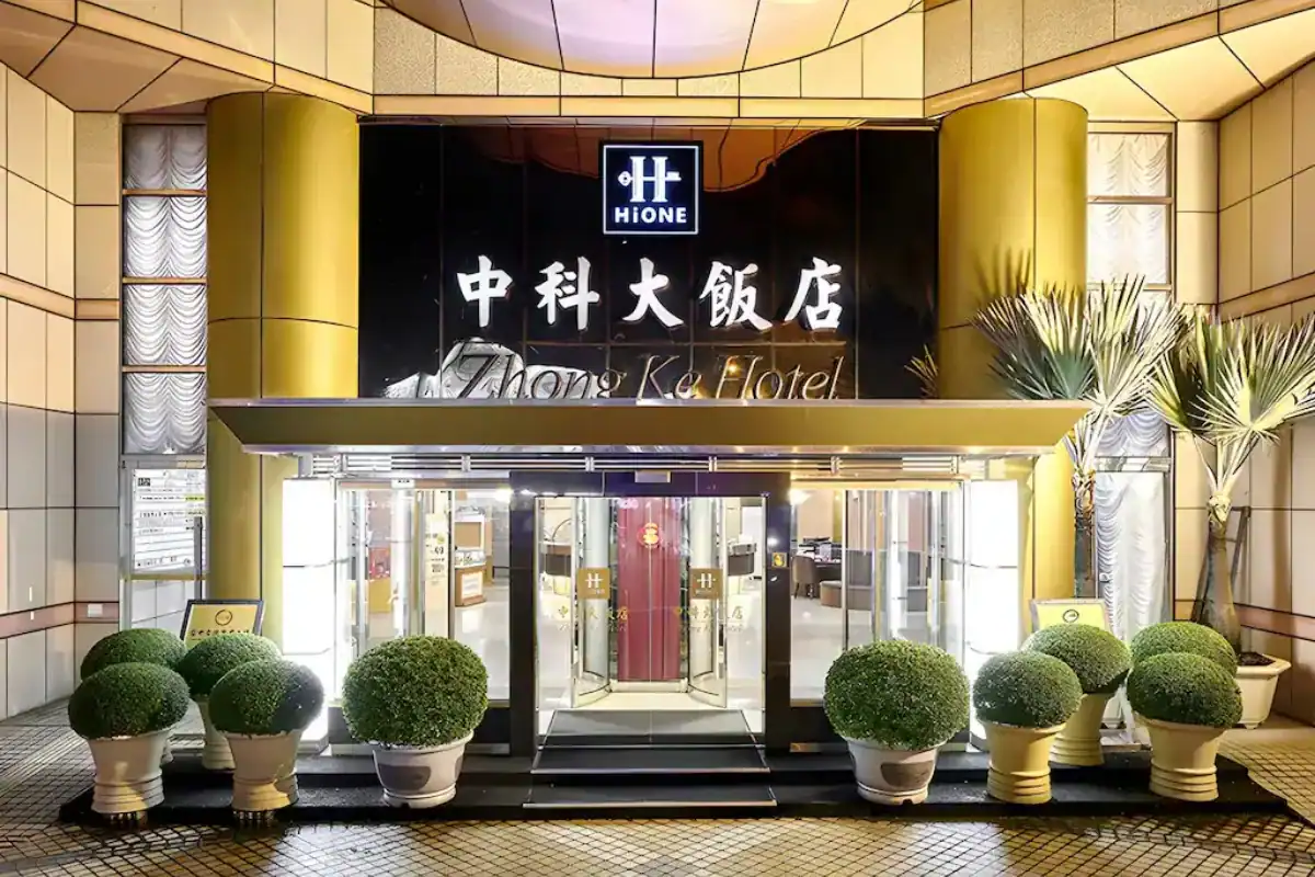 台中西區住宿：中科大飯店大門入口，金色立柱與對稱植栽設計呈現典雅氣派風格