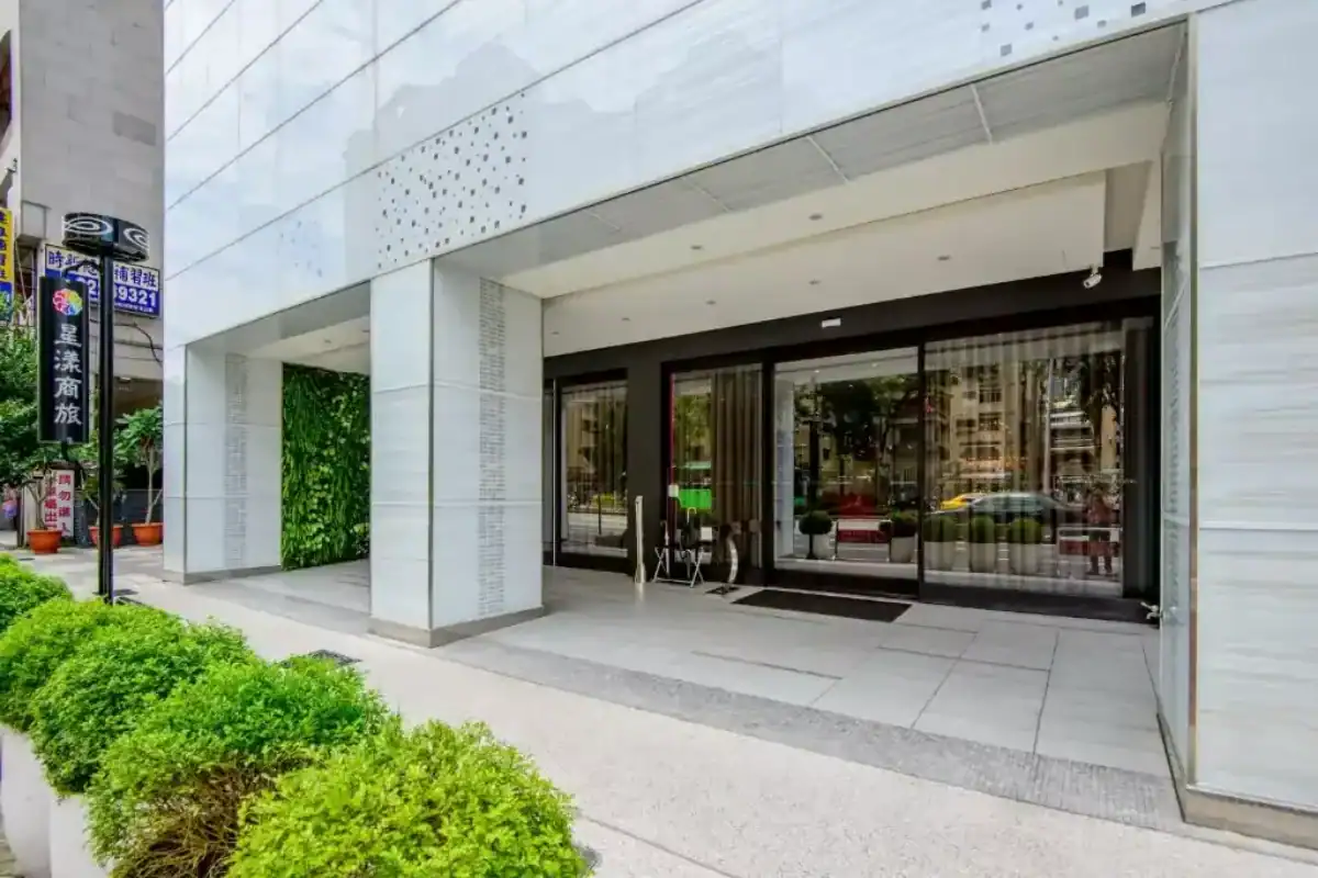 一中街住宿：星漾商旅台中一中館飯店外觀設計現代，鄰近一中街夜市，地點便利適合自由行旅客。
