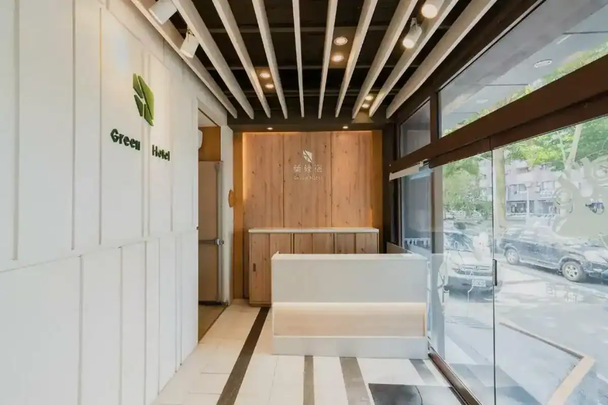 台中景點推薦：台中住宿推薦葉綠宿逢甲館，簡約木質設計大廳展現環保旅店特色風格
