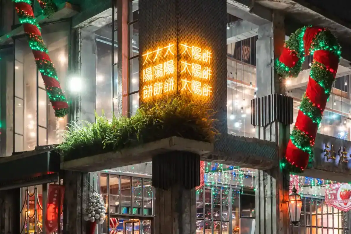 台中火車站住宿：第四信用合作社外觀夜景與節慶燈飾，是熱門打卡的台中火車站美食推薦。