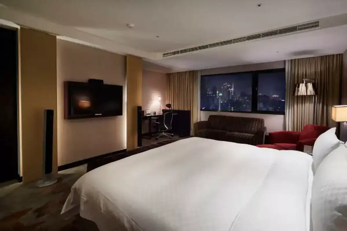 台中商旅：天閣酒店台中館的商旅客房，設有舒適大床與夜景窗景，提供放鬆又安靜的住宿空間。