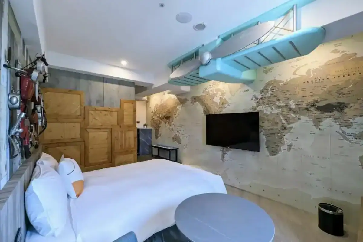 台中商務旅館推薦：台中商務旅館久窩旅店一中館的主題風格客房，具世界地圖與飛機裝飾設計。