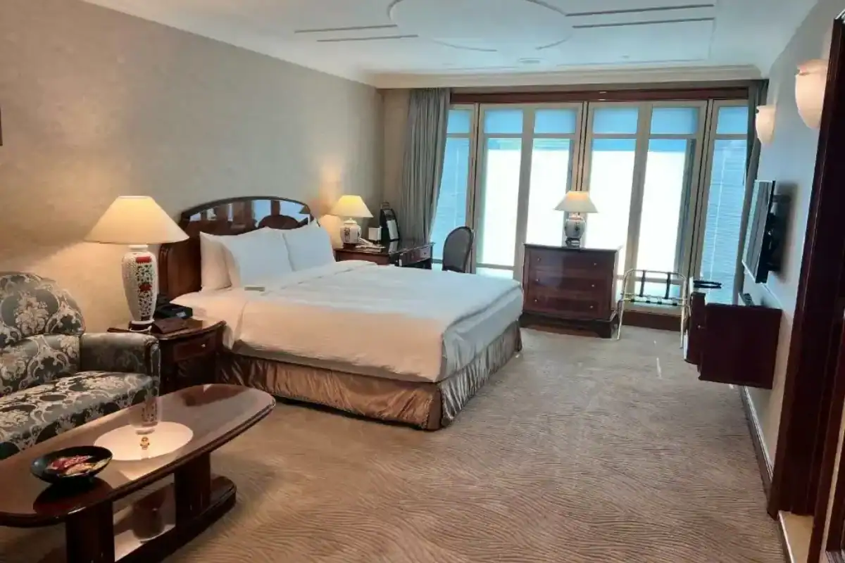 長榮桂冠酒店台中典雅客房空間,古典家具與寬敞格局兼具,台中住宿推薦高評價選擇