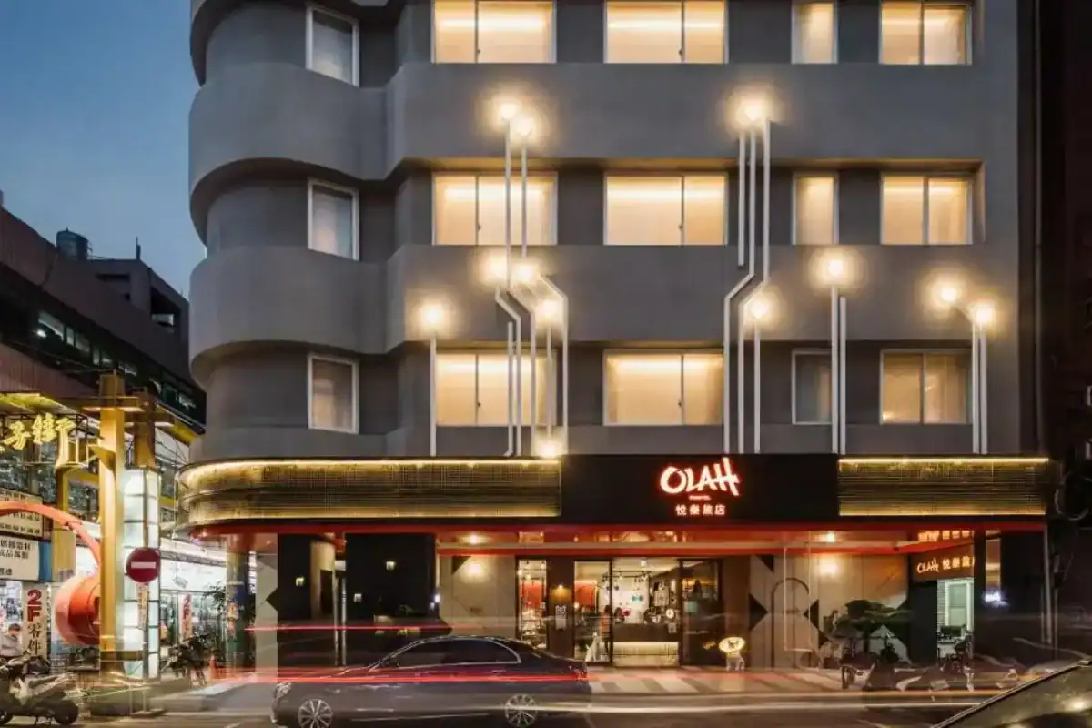 悅樂旅店台中外觀設計風格獨特,結合街區文化與現代燈光美學,台中住宿推薦創意旅店