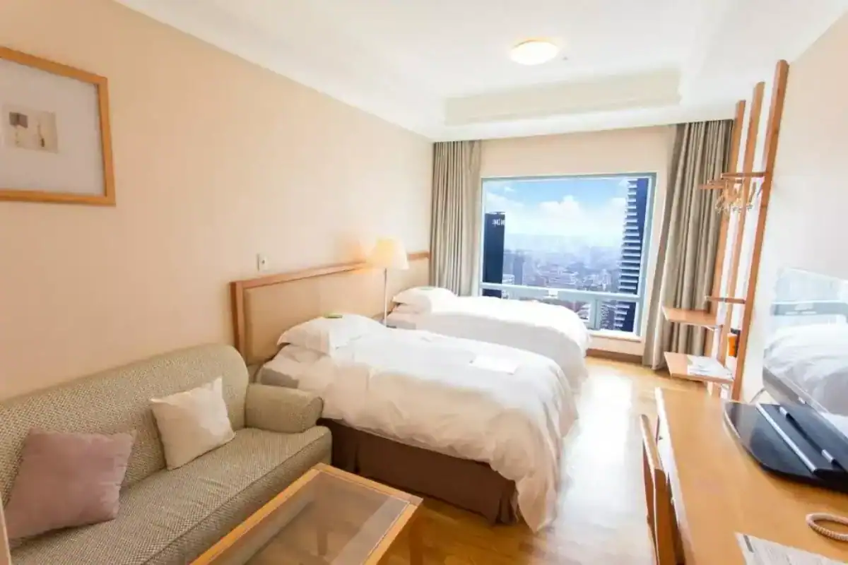 台中西區住宿：雙床客房採光良好，大片窗景可俯瞰城市風光，室內明亮溫馨舒適