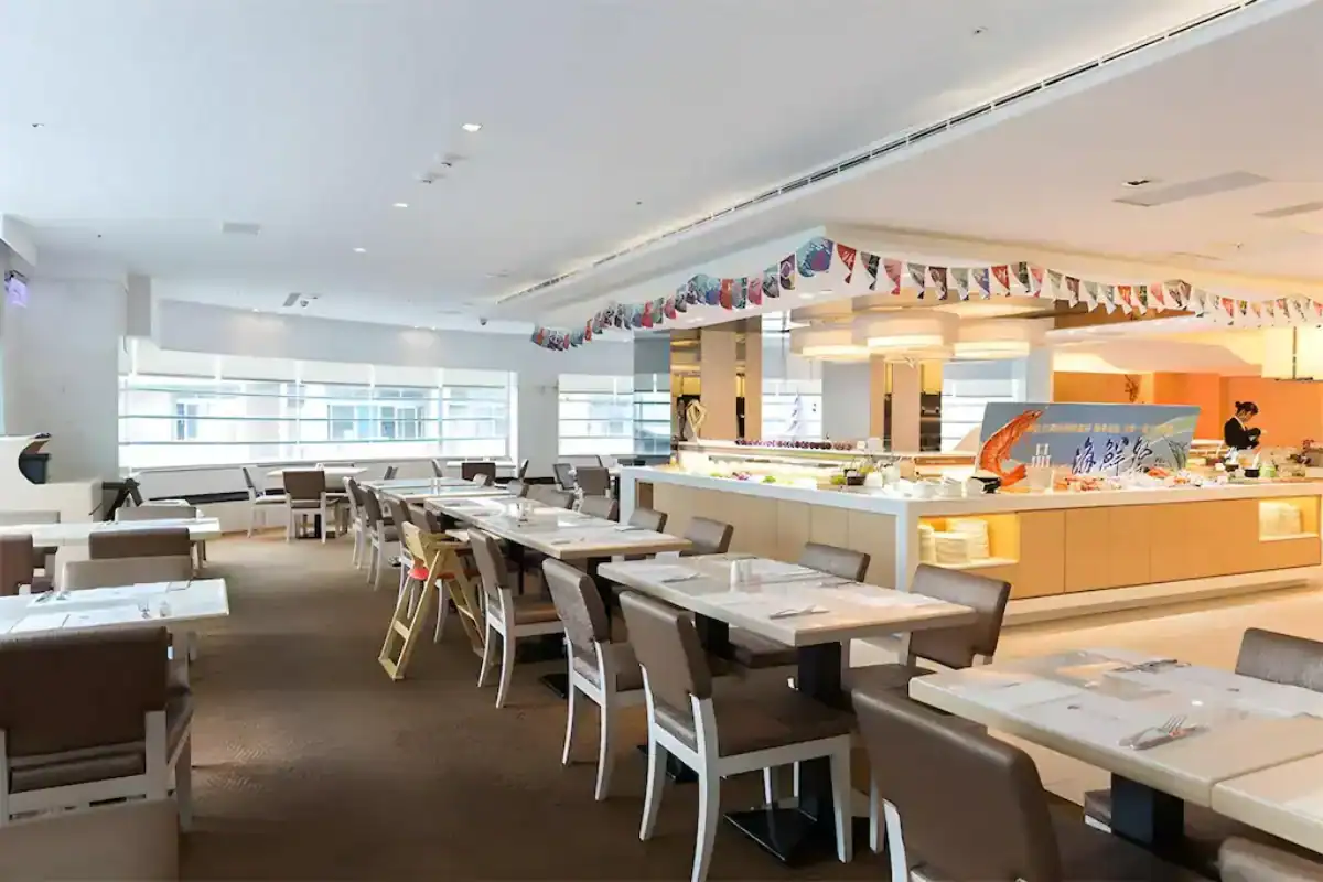 仲信金鬱金香飯店明亮早餐餐廳,自助餐檯與舒適座位兼具,適合親子與商務旅客,台中住宿推薦選擇