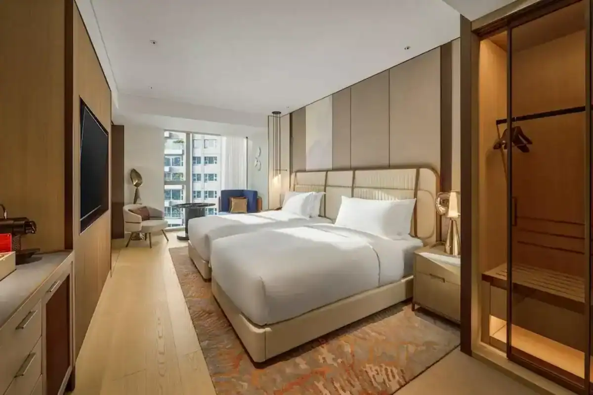 台中勤美洲際酒店客房大床與木質屏風設計，台中住宿推薦草悟道奢華房型