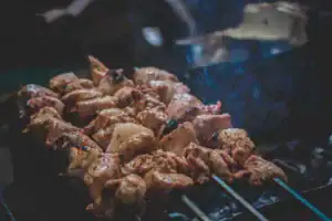 中秋烤肉全攻略：炭火上冒煙的烤肉串特寫