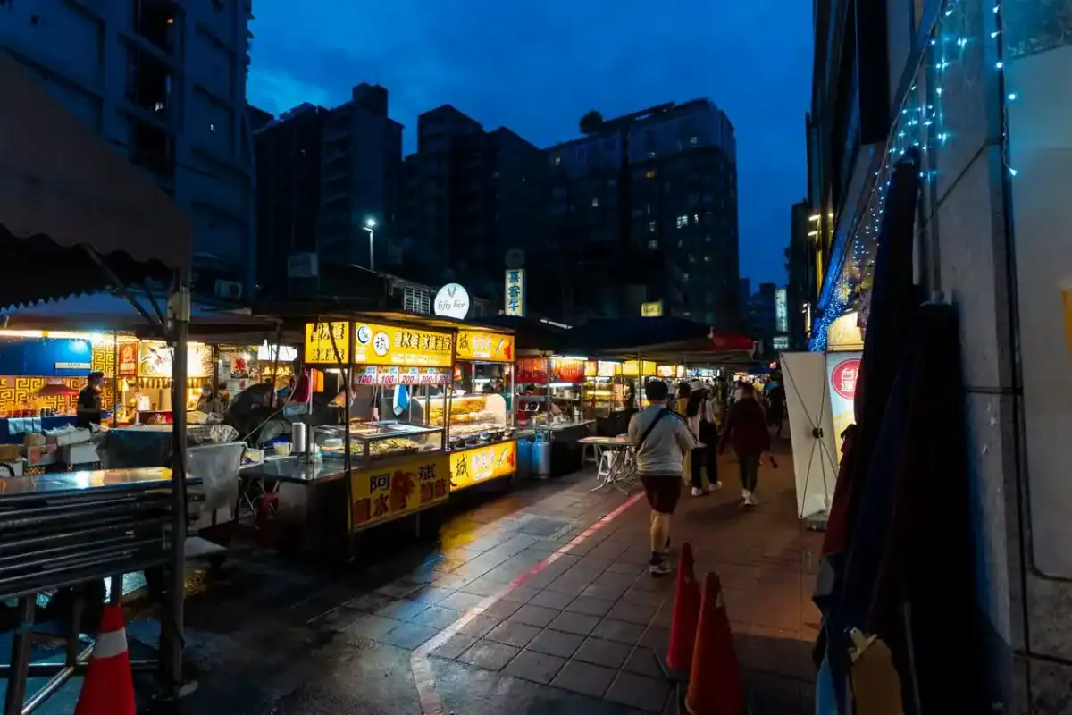 台中2天一夜推薦：台中兩天一夜必排行程：台灣夜市小吃攤