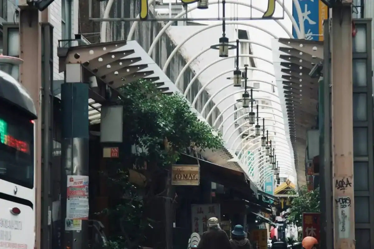 台中市區景點實景，台中市區傳統市場商圈的人潮與店家