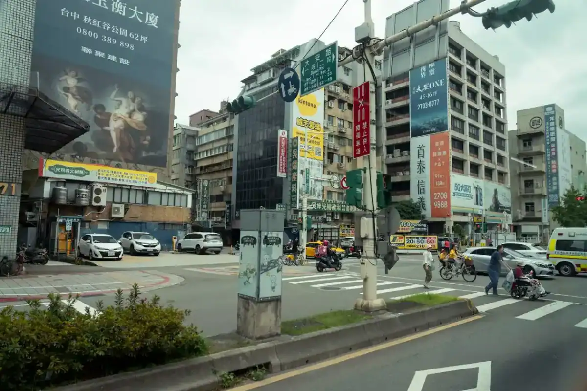 台中市區景點實景，台中市區台灣大道上的繁忙路口與行人