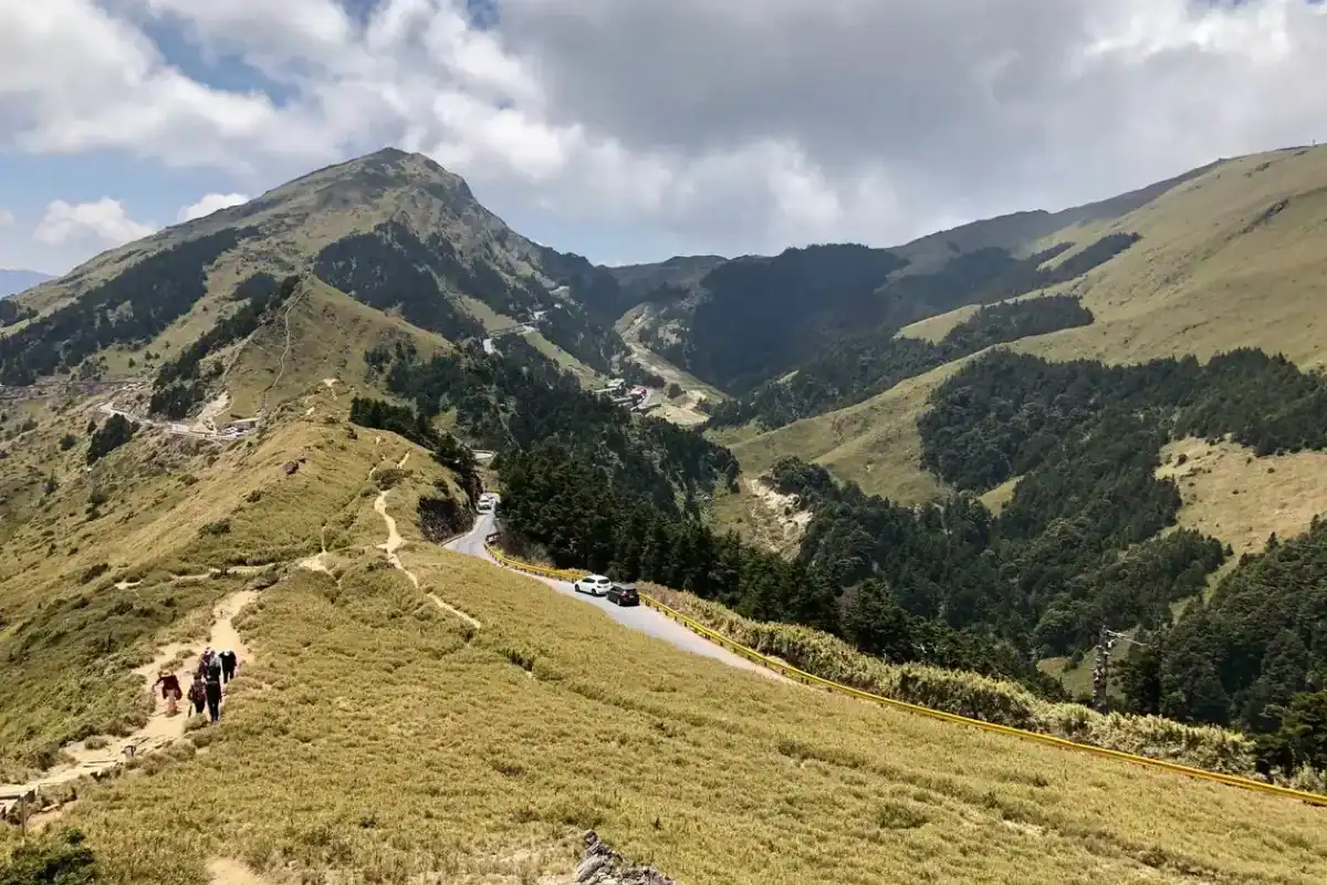 台中消暑景點高山避暑：台灣高山步道與翠綠山谷