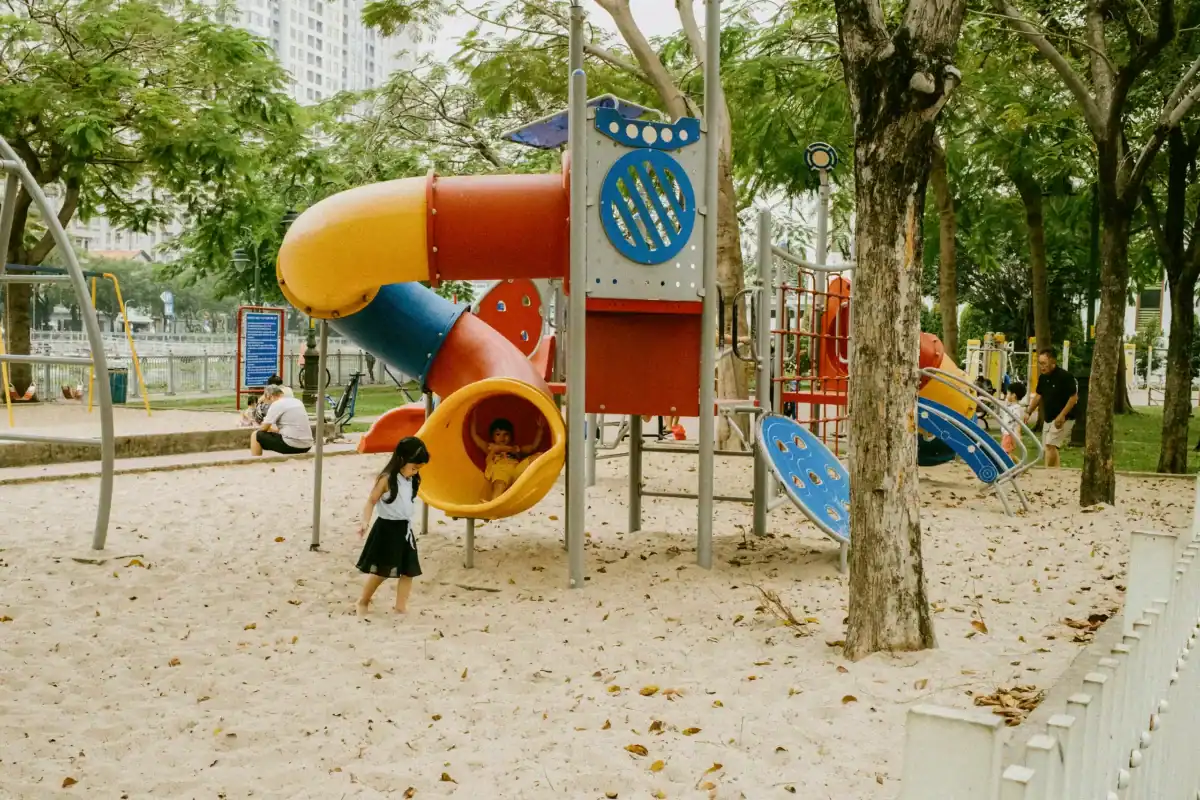 台中親子景點放電首選：孩子們在色彩繽紛的遊戲場玩耍
