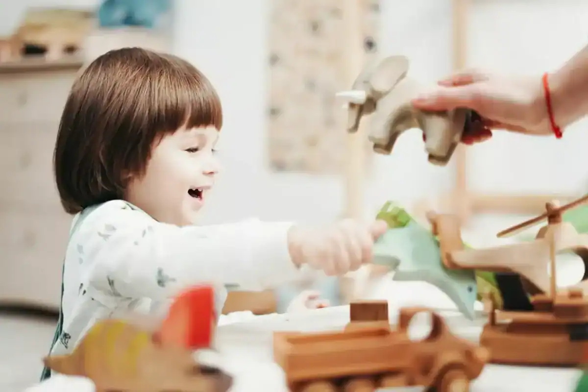 台中室內親子景點木質系代表：孩子專注玩木製玩具（圖片來源：Pexels）