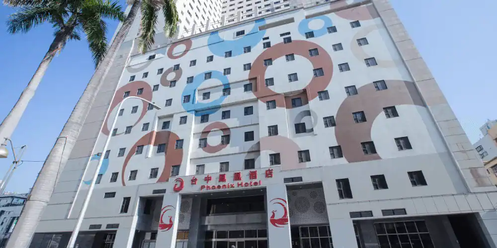 台中鳳凰酒店外觀白色建築立面與圓圈圖案，台中住宿推薦中區親子飯店