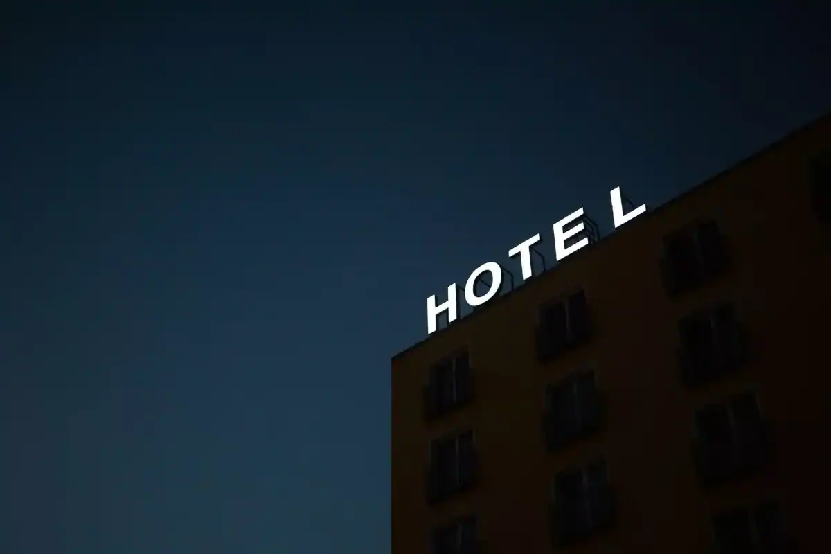 飯店夜間外觀畫面，建築頂端 HOTEL 字樣在深藍夜空下格外醒目，整體外觀線條俐落，是安排逢甲附近住宿時兼顧便利與安全感的重要考量。
