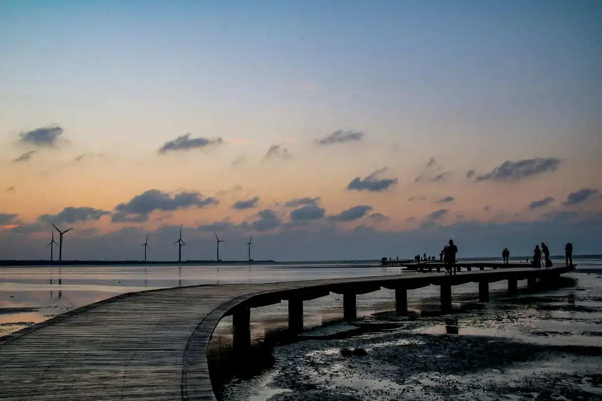 高美濕地木棧道夕陽與風力發電機，國旅補助怎麼用安排台中海線平日行程的參考