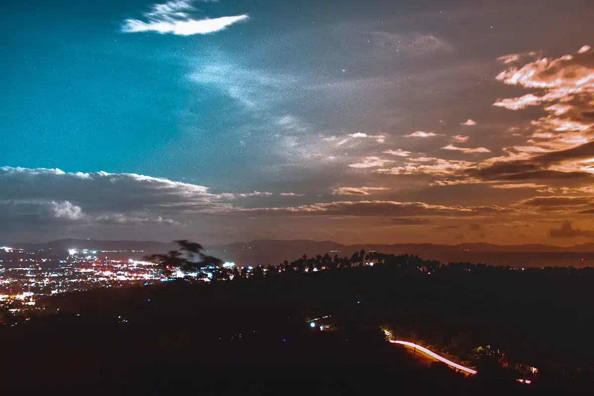 從山丘俯瞰城市暮色與燈火，台中烤肉地點后里園區的夜間景觀情境