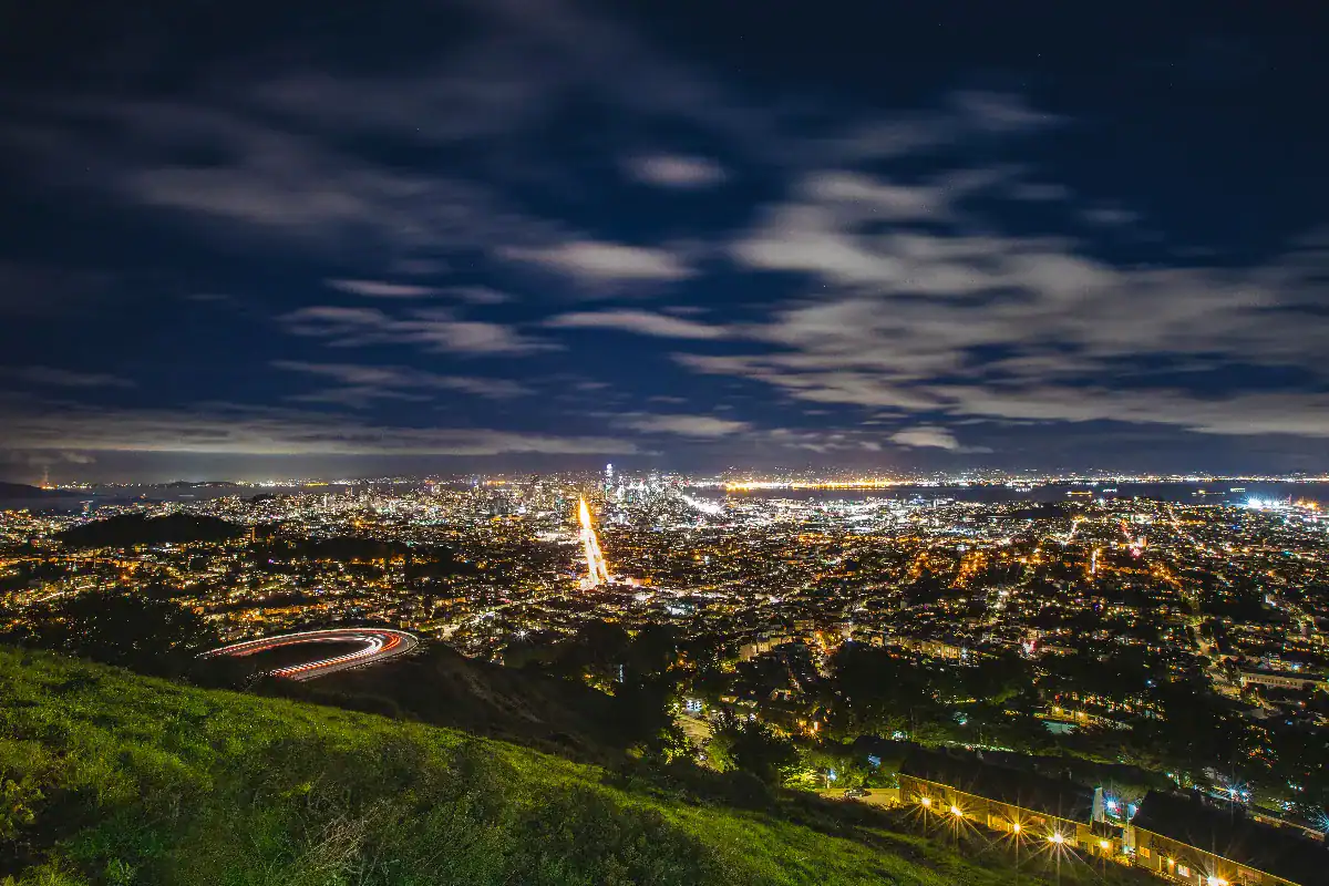 山頂俯瞰城市夜景的燈火，台中烤肉地點大坑山區的夜景情境