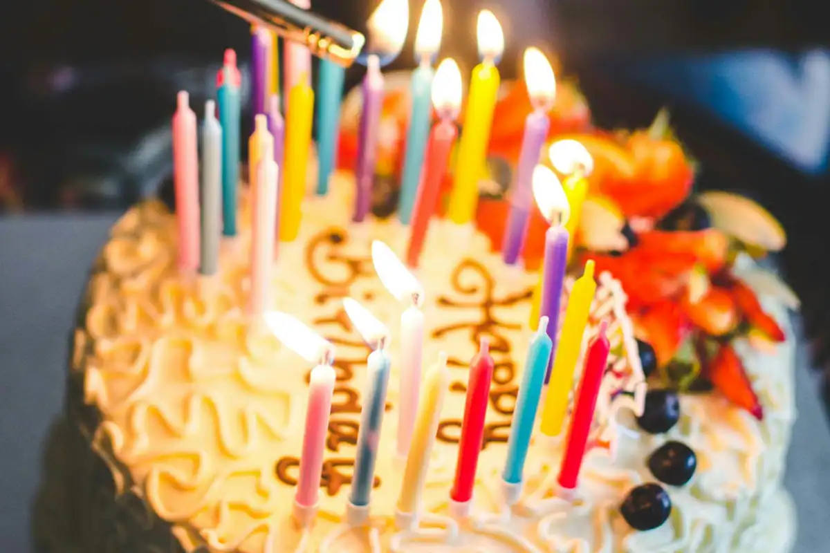 插滿彩色蠟燭的生日蛋糕,象徵 2026 生日住宿金每月抽出一千名壽星