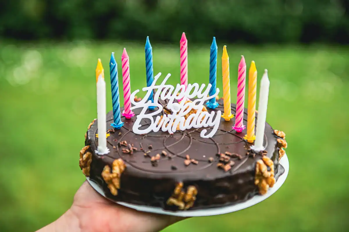手捧生日巧克力蛋糕慶祝,提醒生日住宿金的登錄截止時間
