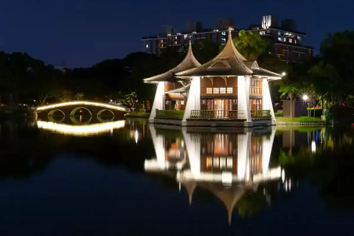 台中市區景點實景，台中公園湖心亭夜景與湖面倒影