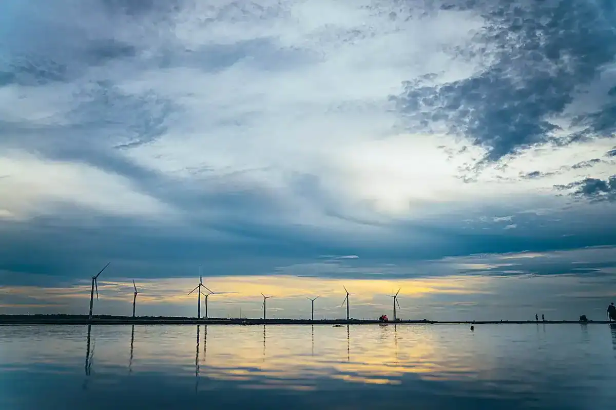 台中消暑景點怎麼挑，高美濕地夕陽與踩水人潮
