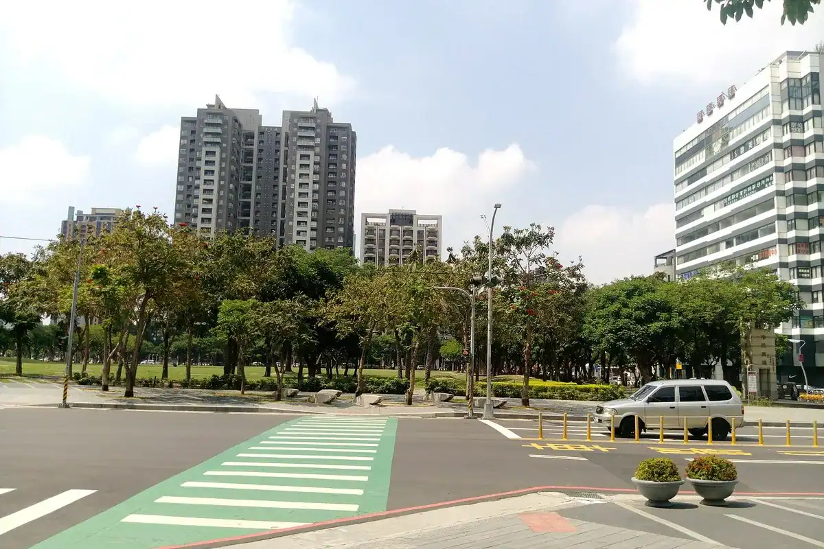 臺中市民廣場與周邊高樓，光復節連假期間臺中爵士音樂節的主舞臺場地