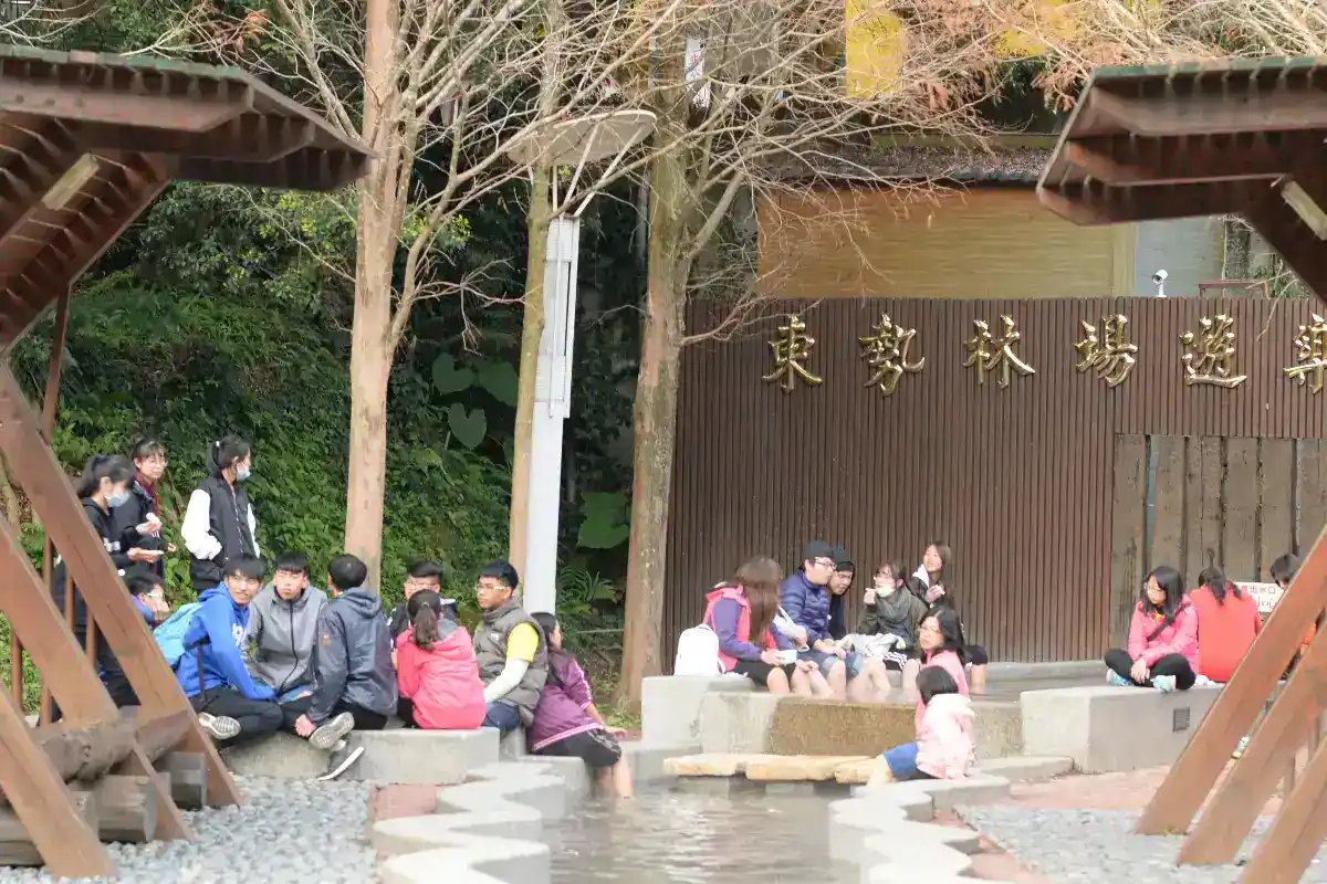東勢林場遊樂區入口木質招牌與遊客，台中烤肉地點中秋專案每日限量的森林場地