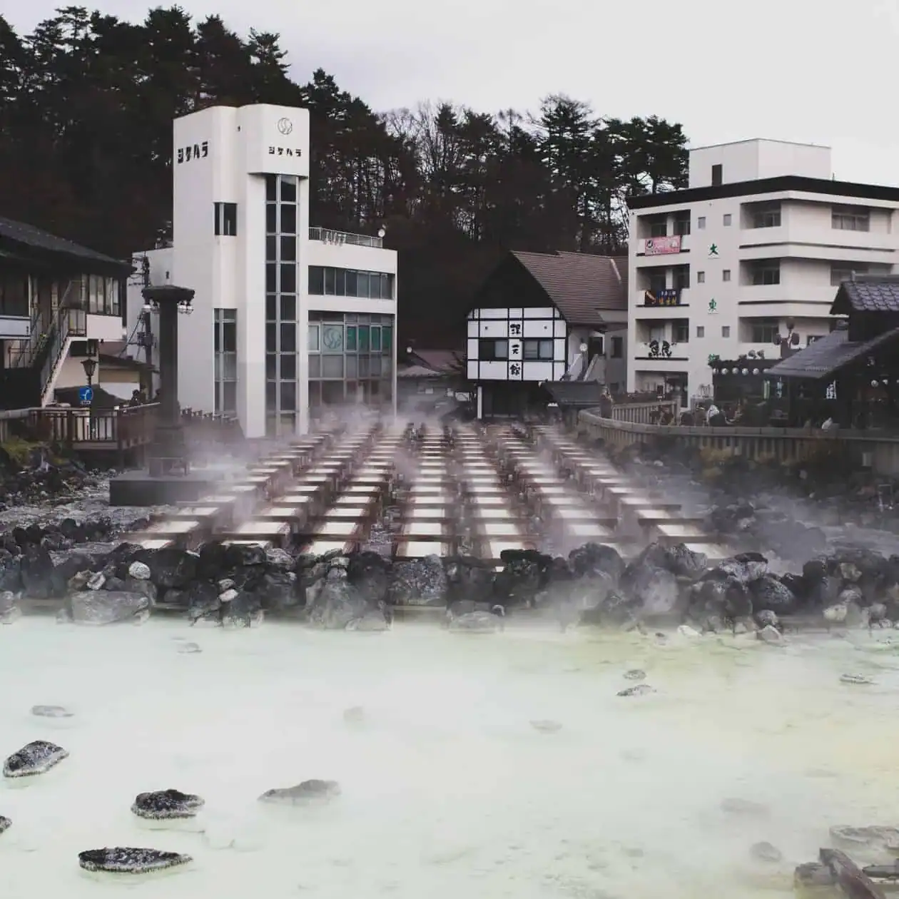 溫泉度假型台中親子飯店：溫泉區白色建築與裊裊蒸氣（圖片來源：Pexels）