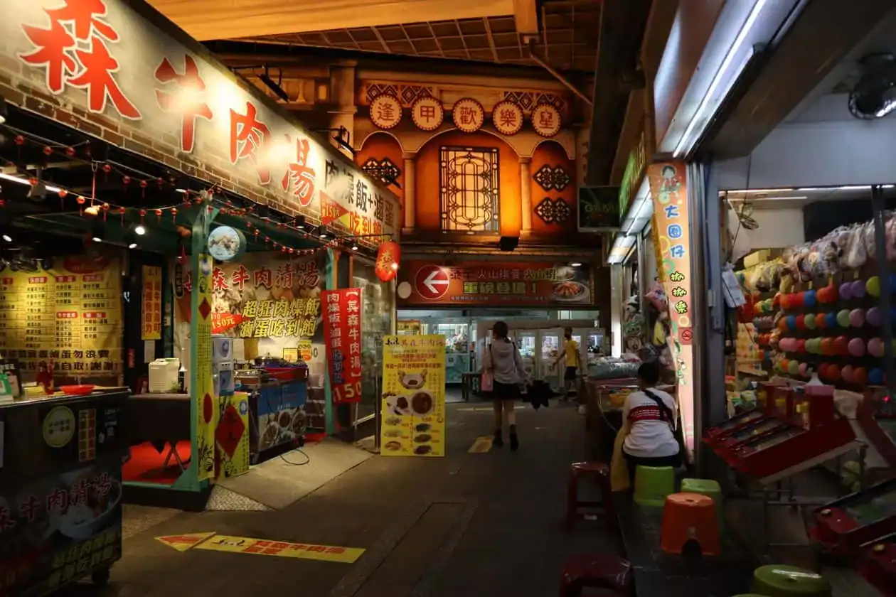 逢甲夜市週邊台中親子飯店：逢甲夜市街景與人潮實景（圖片來源：Pexels）
