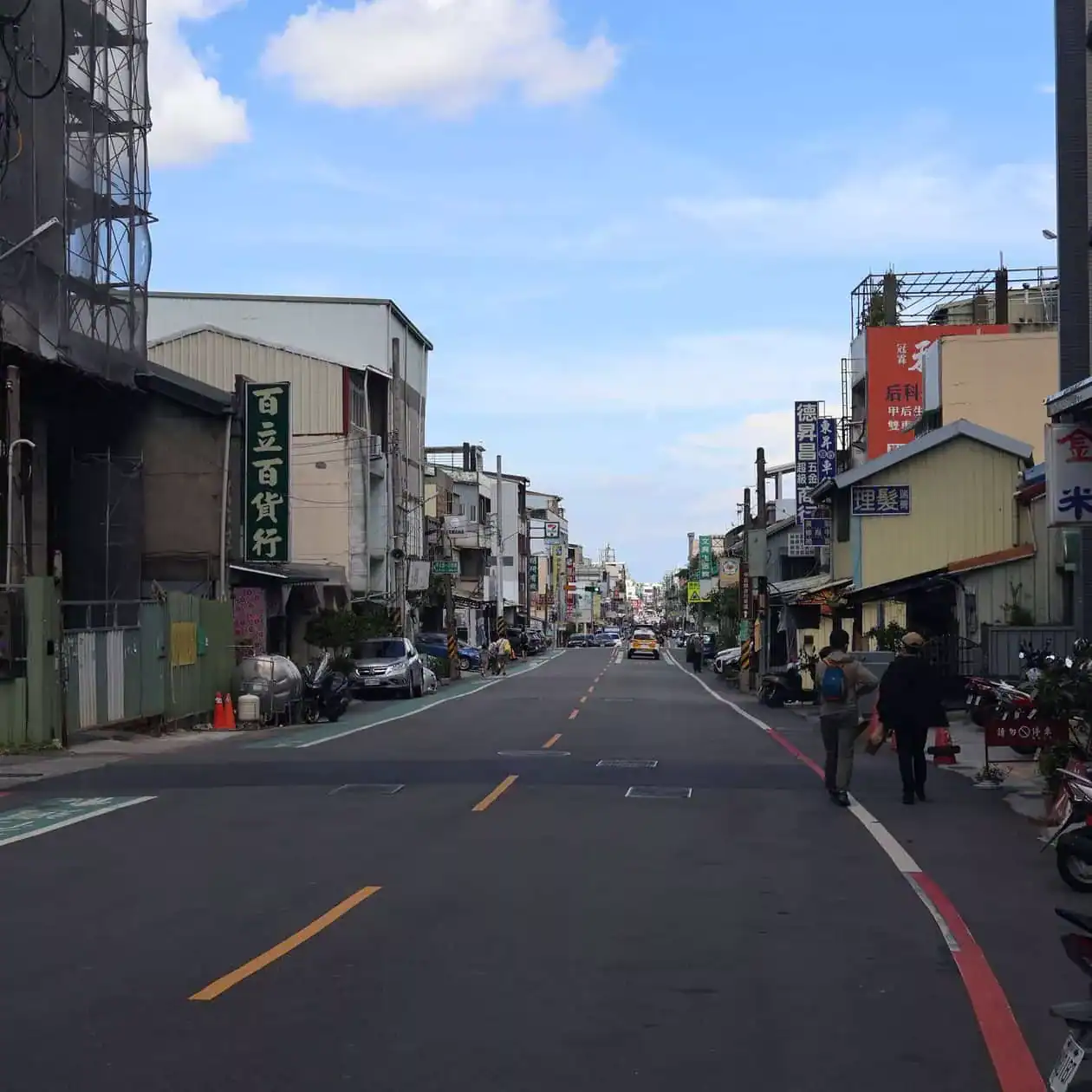 市區台中親子飯店推薦：台中市區街景與行道樹（圖片來源：Pexels）
