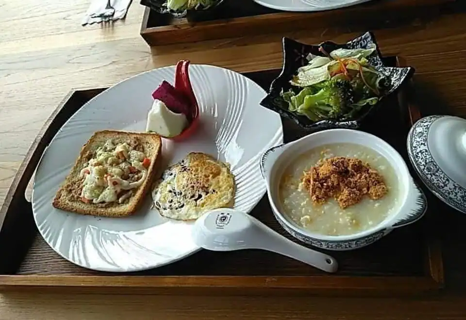 台中親子飯店推薦：彩虹山舍景觀餐廳餐點實景（圖片來源：Trip.com）