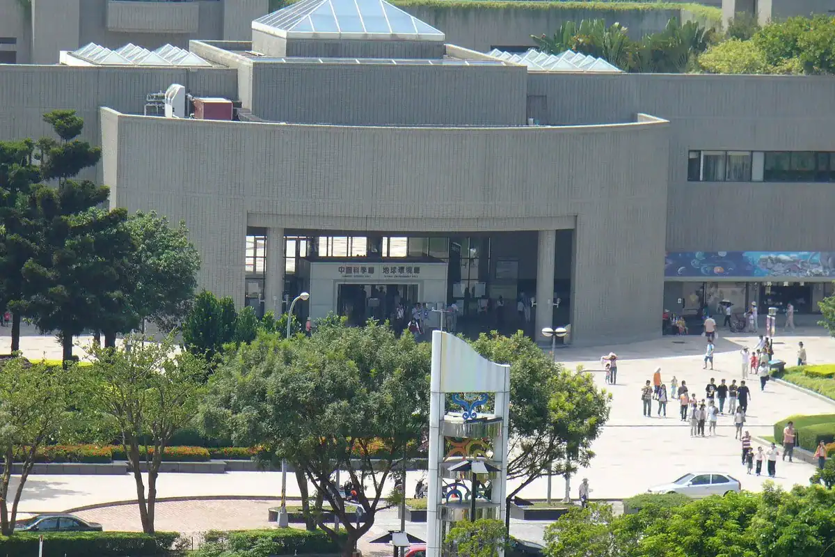 國立自然科學博物館入口與廣場,台中室內景點裡可以待一整天的科教館