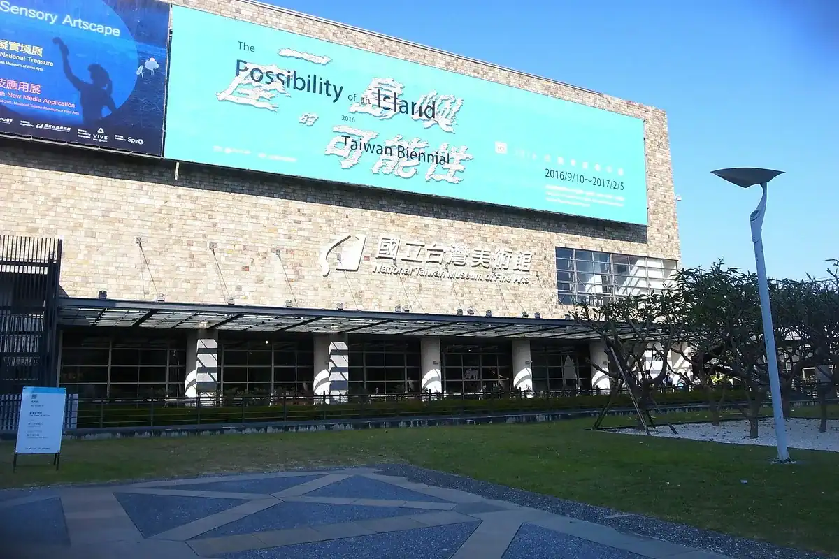 國立臺灣美術館外觀與前庭草坪,台中室內景點中免費且動線平緩的展館