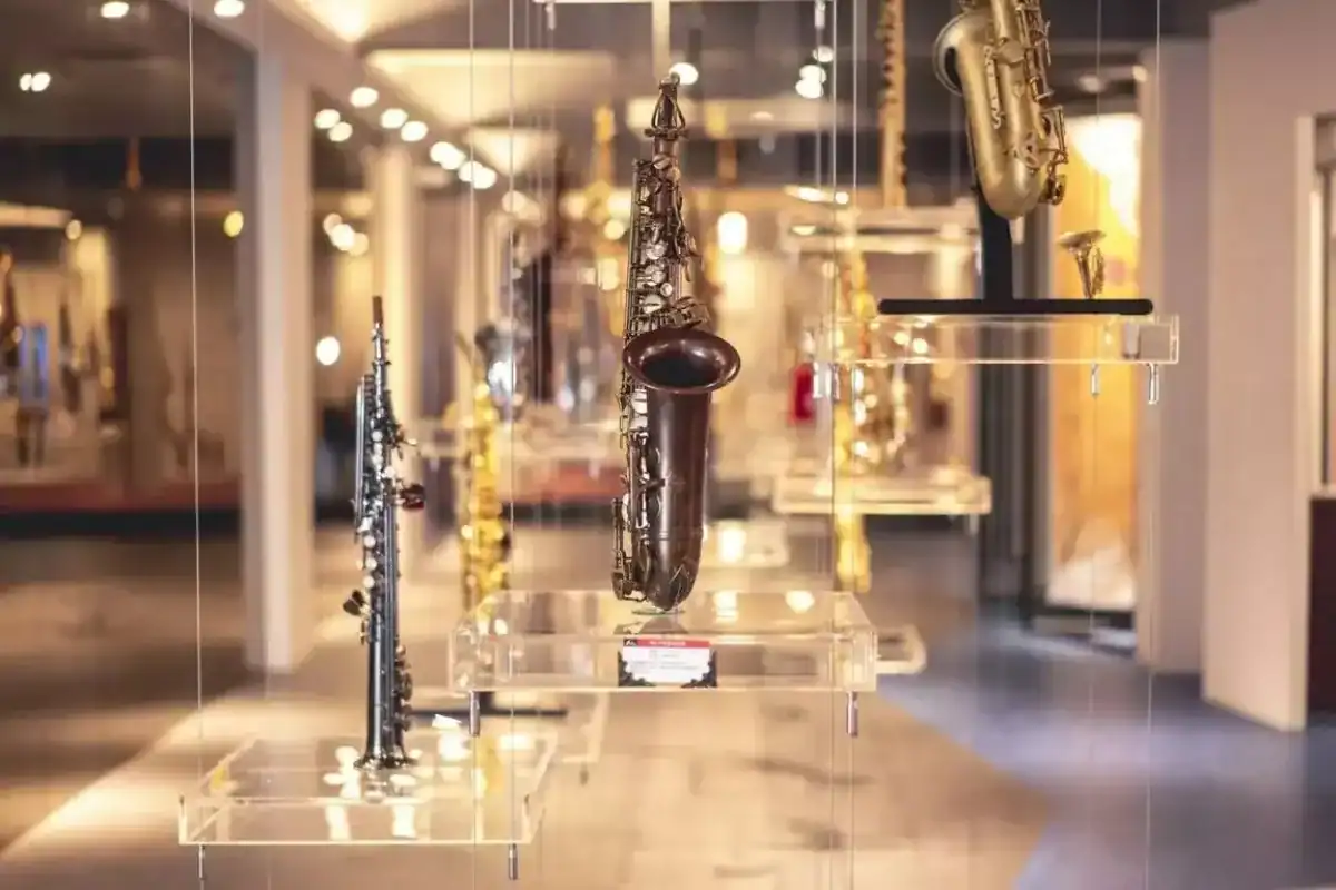 張連昌薩克斯風博物館的管體與按鍵展示,台中室內景點裡週一照常開放的館舍