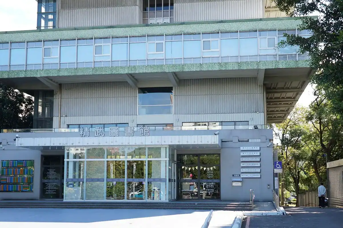 精武圖書館主入口與建築量體,台中室內景點裡開到晚上九點的免費去處